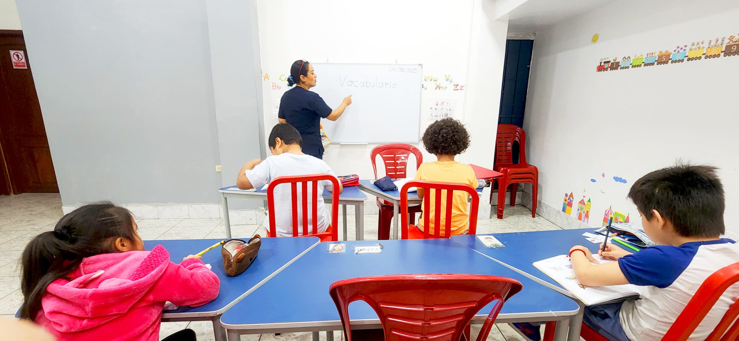 Niños en sesión del Programa PEPI en Centro ISAAC