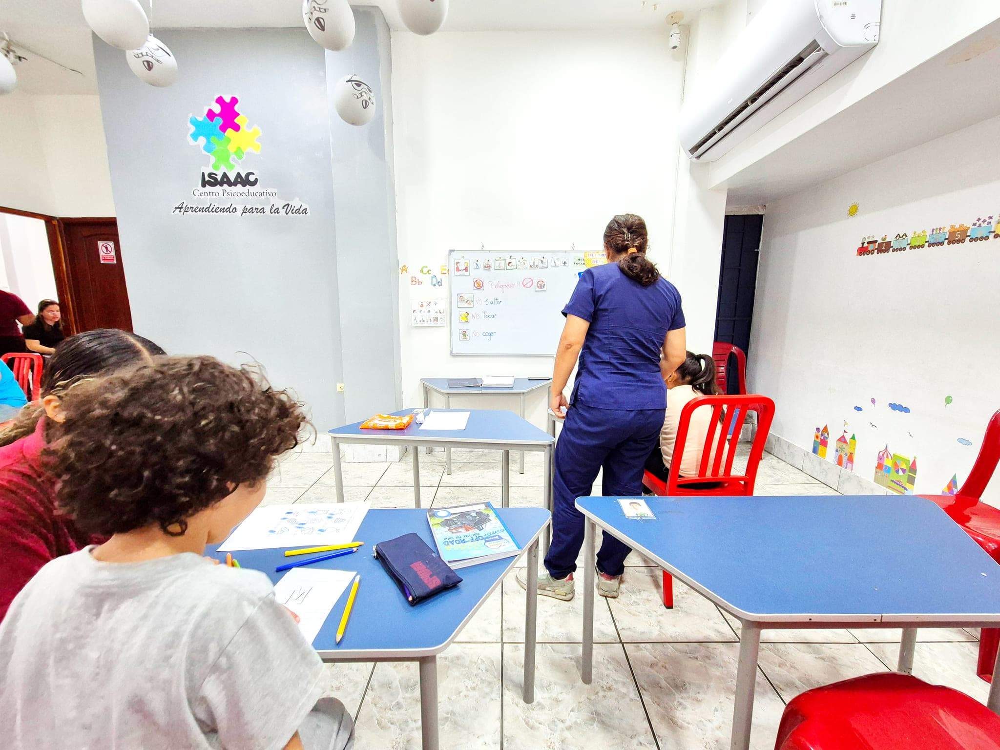 Aula de Centro ISAAC con especialistas trabajando con niños